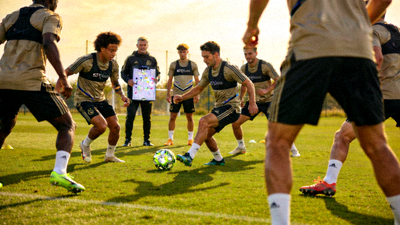 足球运动员在训练场上进行战术演练